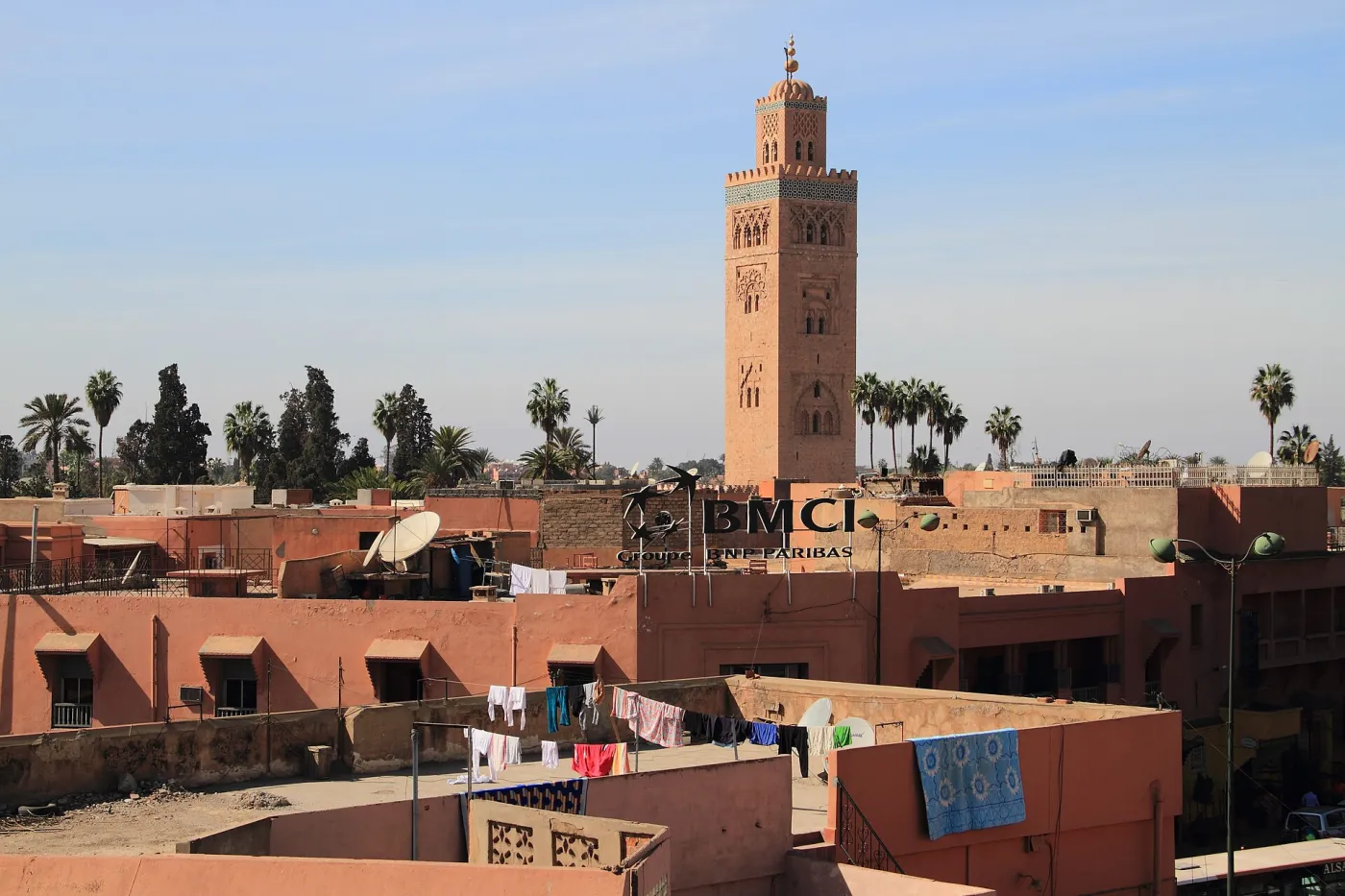 Koutoubia minaret from the city.JPG Koutoubia minaret from the city.JPG